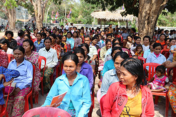第１回「ワールドフード＋ふれ愛フェスタ」（ＷＦＦ）の収益金でカンボジア・シェムリアップ州のポイスマッチ村に簡易水道を建設：完成式典に集まった村の皆さん