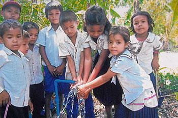第１回「ワールドフード＋ふれ愛フェスタ」（ＷＦＦ）の収益金でカンボジア・シェムリアップ州のポイスマッチ村に簡易水道を建設：蛇口に群がる子供たち