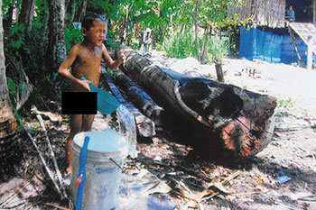 第１回「ワールドフード＋ふれ愛フェスタ」（ＷＦＦ）の収益金でカンボジア・シェムリアップ州のポイスマッチ村に簡易水道を建設：嬉々として水浴びする子供