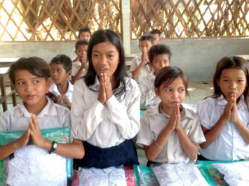 第２回WFFによる収益金を使ってカンボジア・シエムリアプ近郊の小学校２校の児童に制服を寄贈しました。