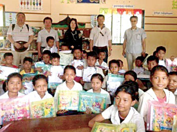 第２回WFFによる収益金を使ってカンボジア・シエムリアプ近郊の小学校２校の児童に文房を寄贈しました。