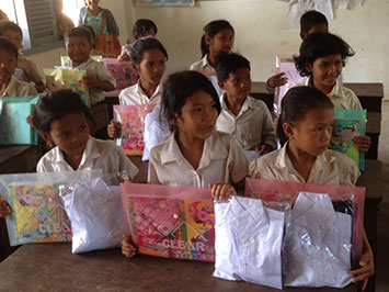 第２回WFFによる収益金を使ってカンボジア・シエムリアプ近郊の小学校２校の児童に制服を寄贈しました。